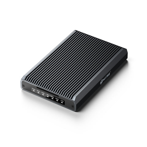 Boîtier SSD M.2 RAID double baie Switss® en aluminium noir avec ailettes de refroidissement, vue en angle montrant l'avant avec port USB-C et voyants