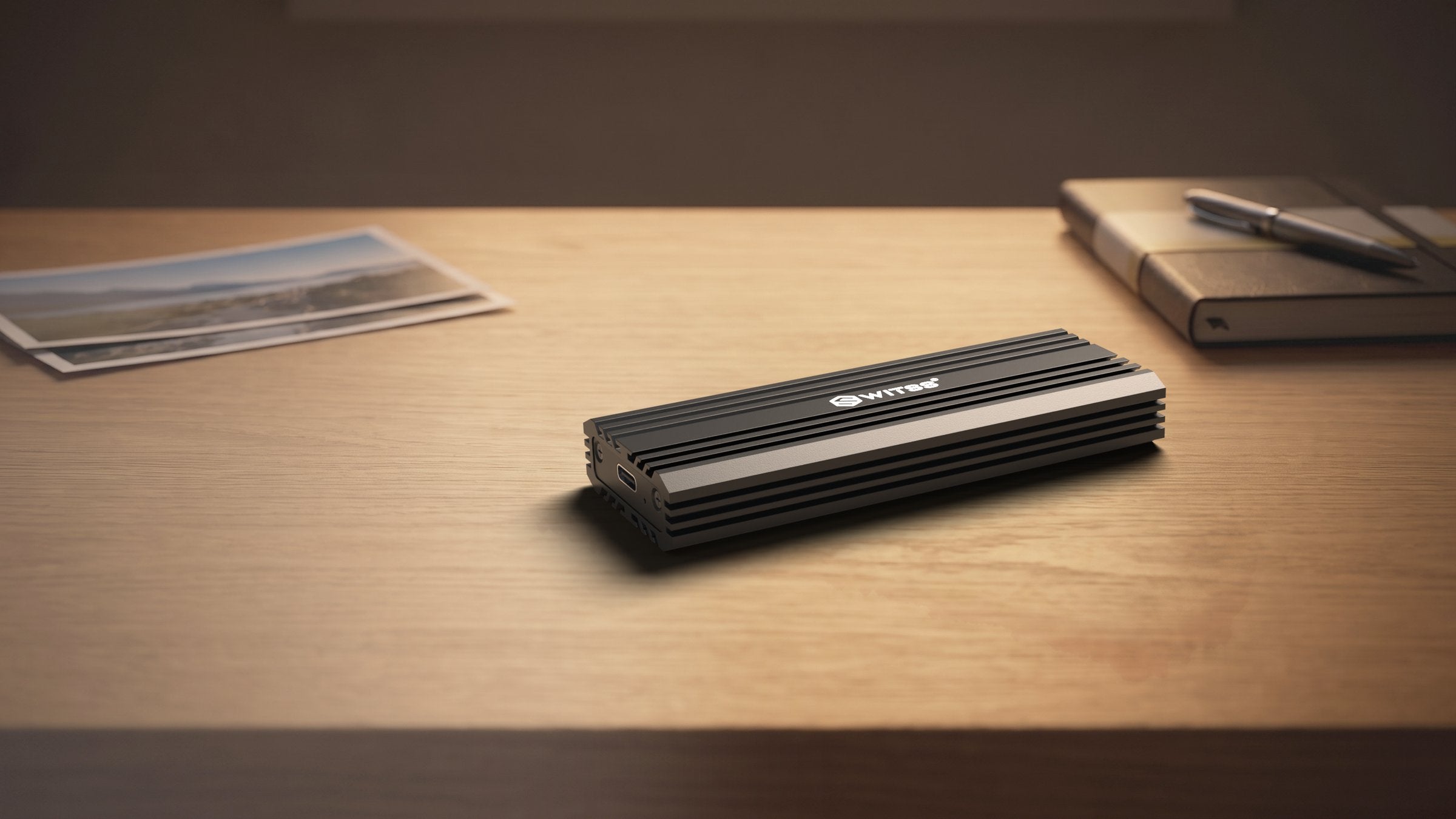 Switss® M.2 SSD-behuizing 20 Gbps op een houten bureau, sfeerbeeld
