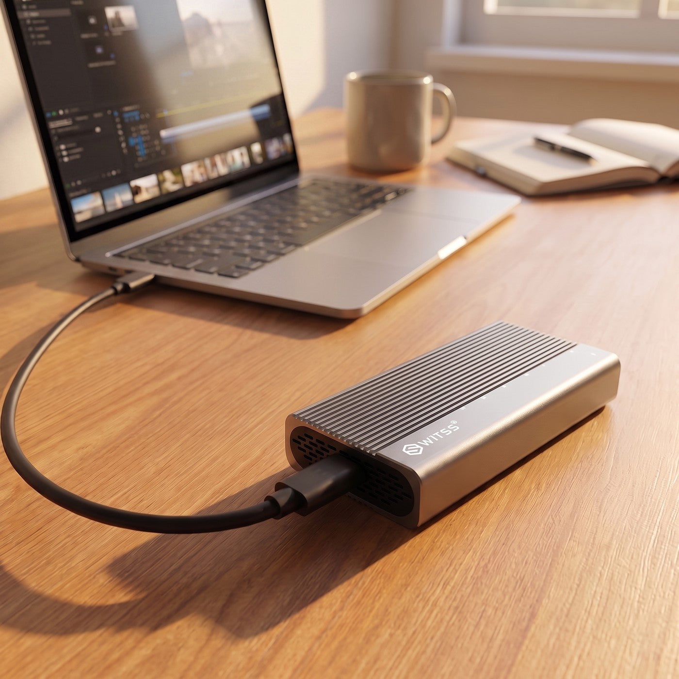 Switss® USB4 M.2 behuizing aangesloten op een laptop tijdens een bestandsoverdracht