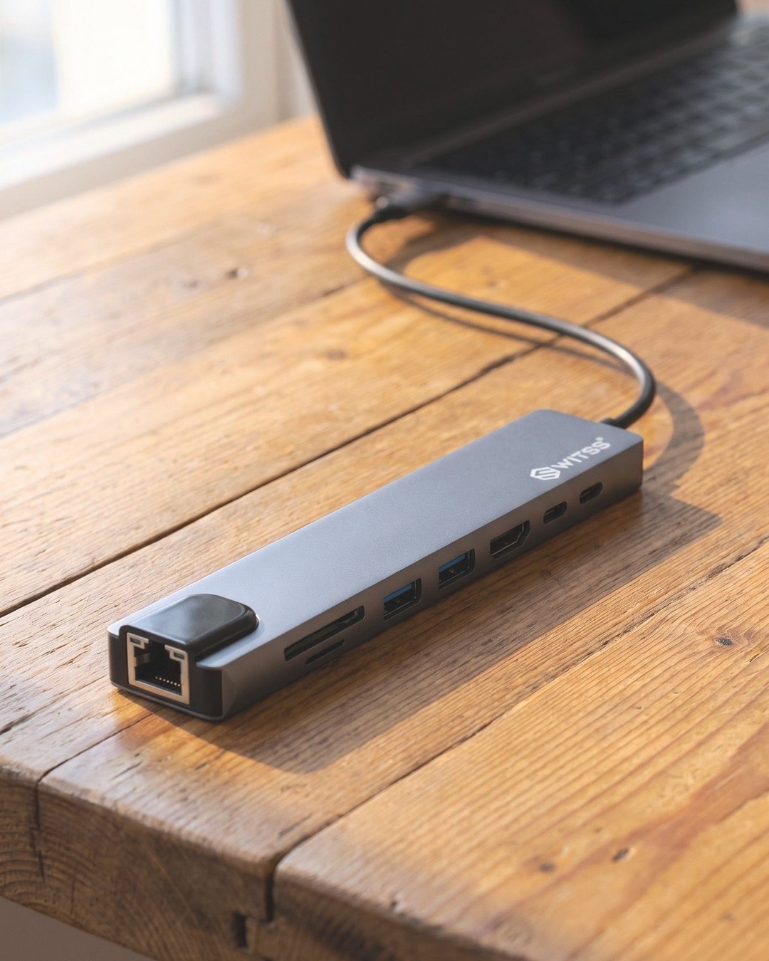 Hub USB-C 8-en-1 Switss® avec ports supplémentaires connecté à un ordinateur portable