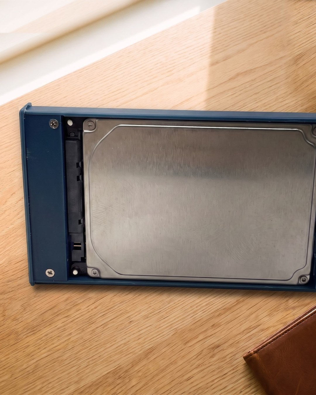Boîtier 2,5 pouces Switss® ouvert avec un disque dur à l'intérieur