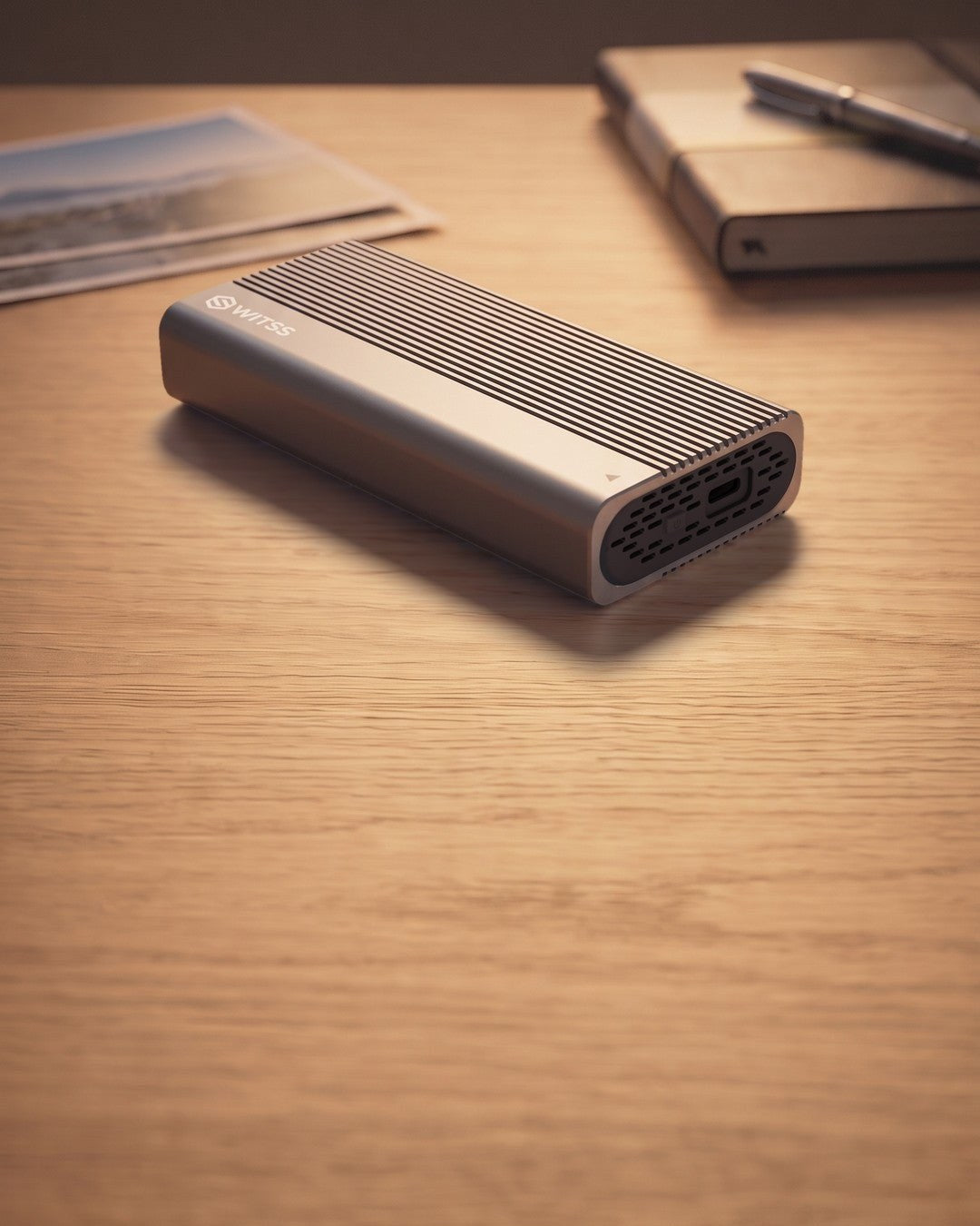 Boîtier SSD M.2 USB4 Switss® sur un bureau en bois