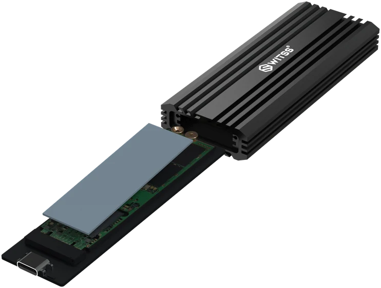 Lade met de thermische koelstrip op de SSD, klaar om terug in de behuizing te schuiven