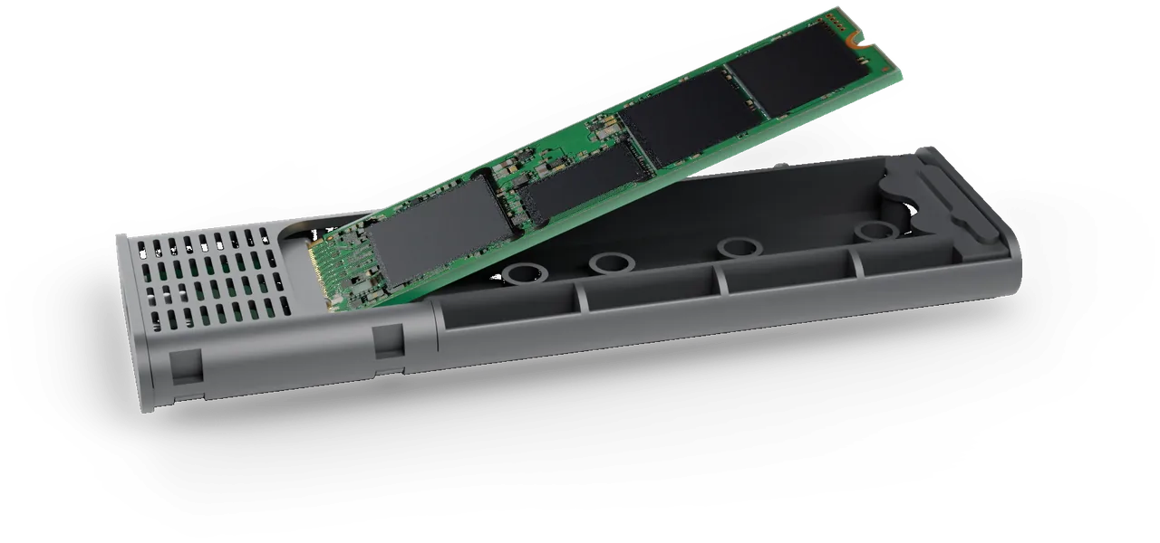 Lade met een M.2 SSD die schuin in de connector wordt geduwd
