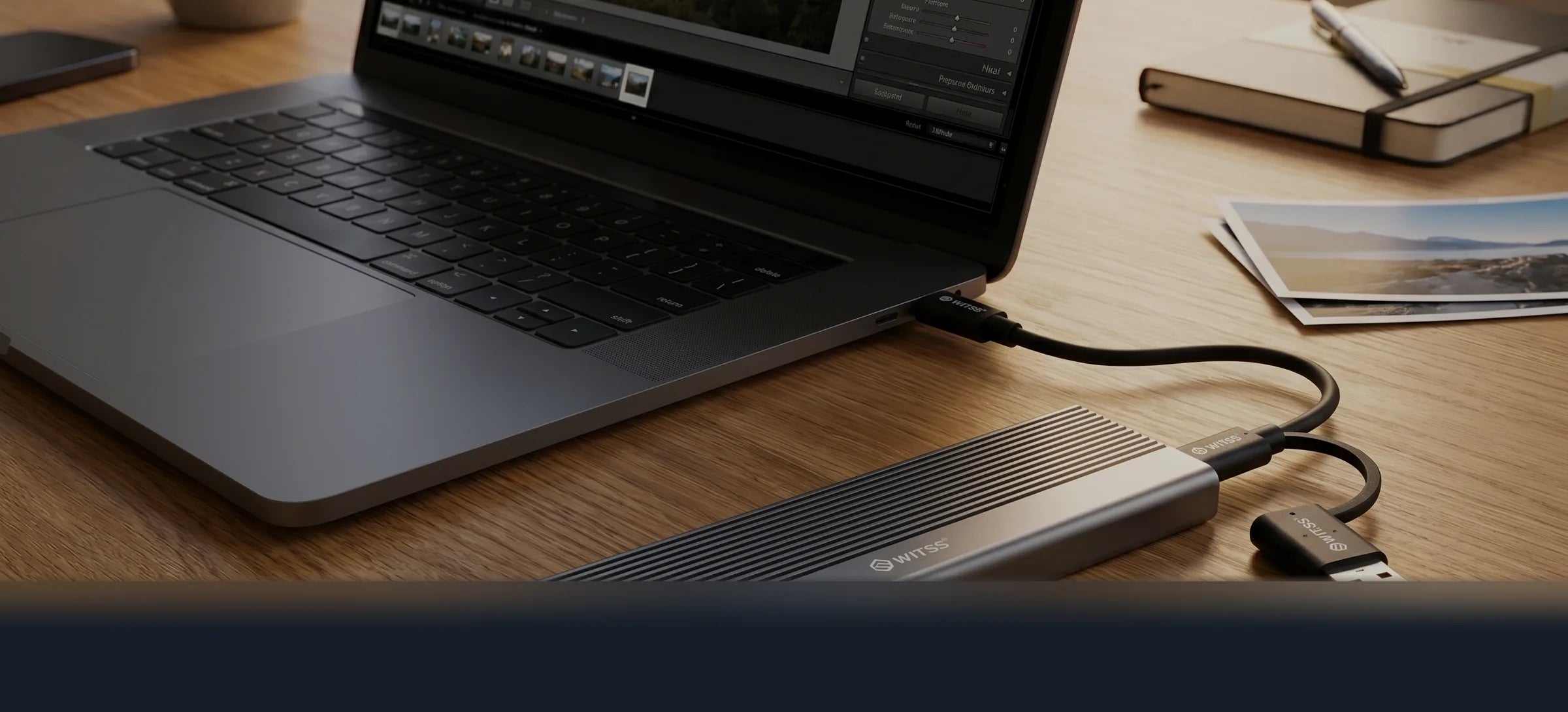 Switss M.2 SSD-behuizing aangesloten op een laptop tijdens het bewerken van foto's