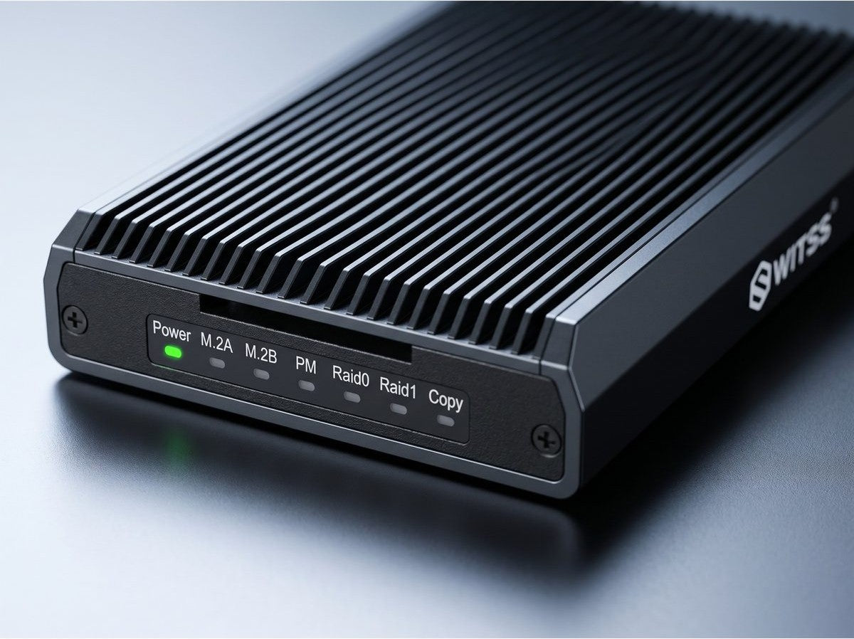 Switss® RAID Dual-Bay behuizing op een bureau, voorpaneel met Raid0/Raid1/Copy-labelrij leesbaar