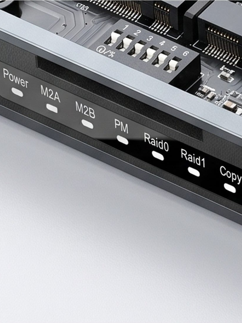 Interne dip switches (1-6) van de Switss® RAID Dual-Bay behuizing, close-up naast de PCB-rand